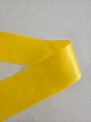 Cinta de raso amarilla