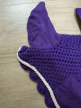 Orejeras de ganchillo moradas