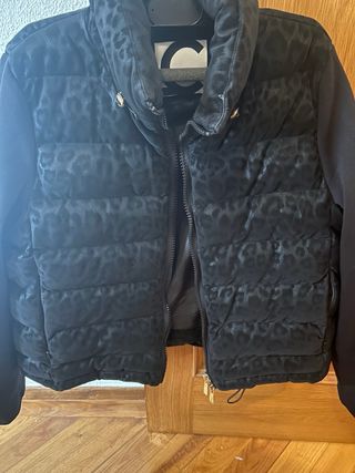Chaqueta negra con estampado animal