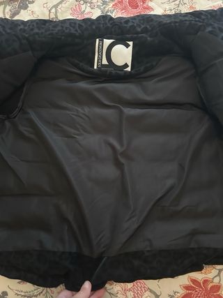 Chaqueta negra con estampado animal