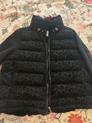 Chaqueta negra con estampado animal
