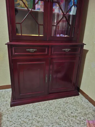 Mueble de madera con vitrina