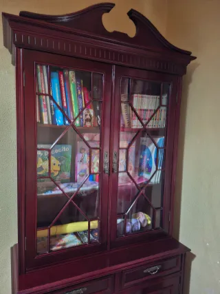 Mueble de madera con vitrina