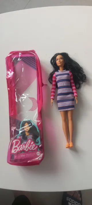 Muñeca Barbie con Ropa Rockera y Estuche