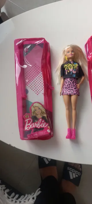 Muñeca Barbie con Ropa Rockera y Estuche