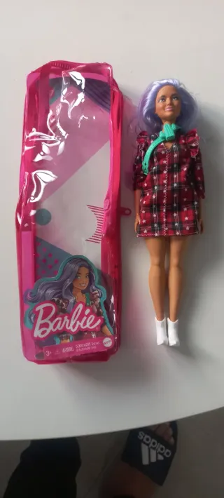 Muñeca Barbie con Ropa Rockera y Estuche