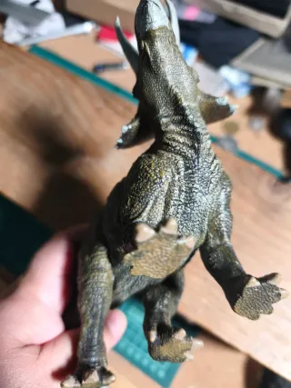Dinosaurio Triceratops de plástico macizo