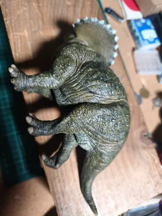 Dinosaurio Triceratops de plástico macizo