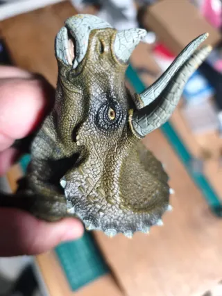 Dinosaurio Triceratops de plástico macizo