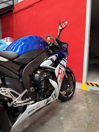Yamaha R1 Azul y Blanca