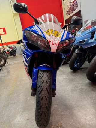 Yamaha R1 Azul y Blanca