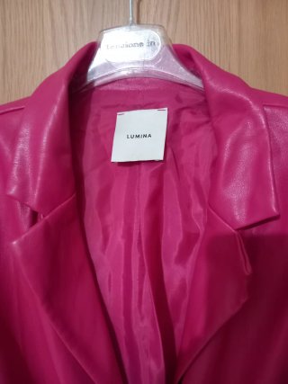 Blazer rosa effetto pelle