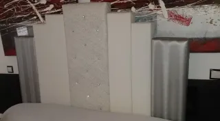 Cabecero tapizado plateado y blanco  Brillante
