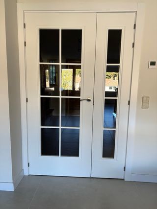 Puerta salón lacada blanca con cuarterones