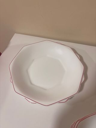 Vajilla Yoplay Octogonal Blanca con Borde Rojo