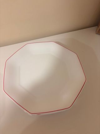 Vajilla Yoplay Octogonal Blanca con Borde Rojo