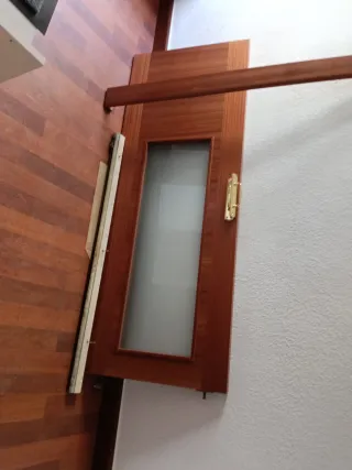 Puerta de madera con cristal