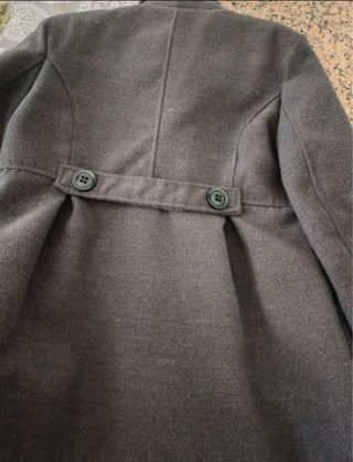 Cappotto grigio con bottoni
