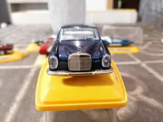 Pilen M-305 Mercedes 250 Coupé Azul