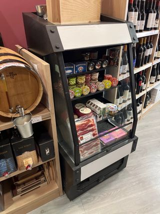 Nevera expositora para quesos y productos