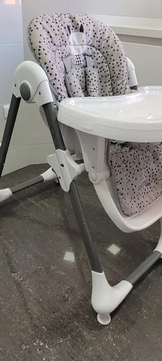 Trona de bebé plegable con ruedas marca Asalvo