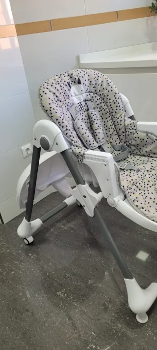 Trona de bebé plegable con ruedas marca Asalvo