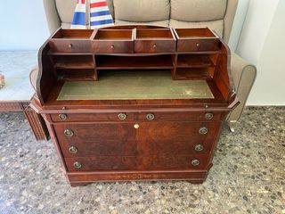 Escritorio de madera con tapa de piel