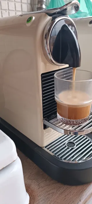 Cafetera Nespresso Citiz Beige delongui
