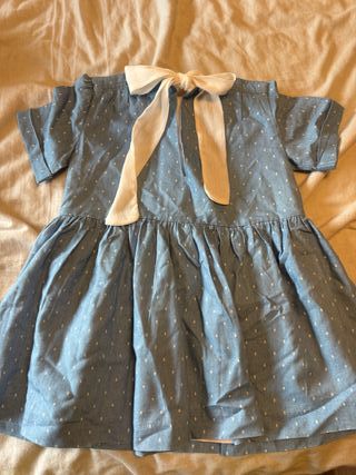 Vestido azul con lunares blancos