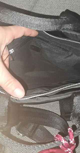 Borsa donna nera con pochette rossa