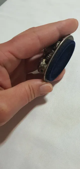Antiguo adorno en forma de rosas