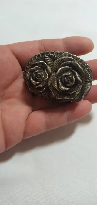 Antiguo adorno en forma de rosas