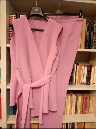 Traje pantalón y top Carolina Herrera rosa