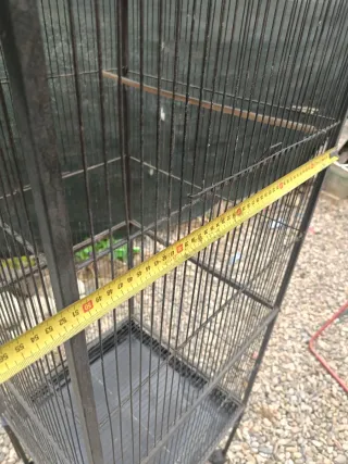 Jaula para pájaros negra con ruedas