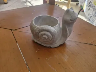 Vaso a forma di conchiglia in cemento
