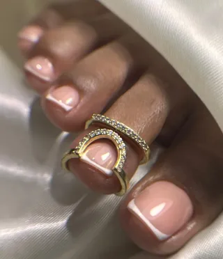 Hola soy Charlo Serrano manicurista y quiropodista