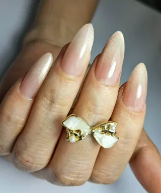 Hola soy Charlo Serrano manicurista y quiropodista