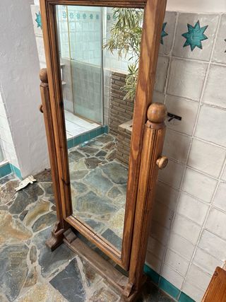 Espejo de pie de madera