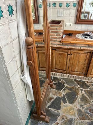 Espejo de pie de madera