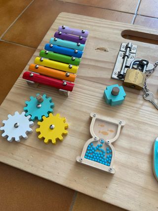 Tabla sensorial de madera para bebés