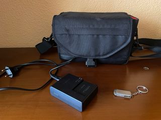 Canon EOS 77D + objetivo 18-135mm + accesorios