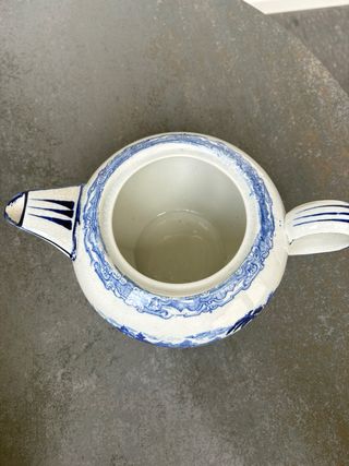 Tetera antigua azul y blanca
