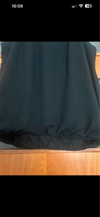Camiseta negra sin mangas con lentejuelas