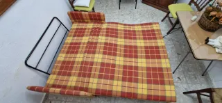 Sofá cama tela cuadros rojo y amarillo