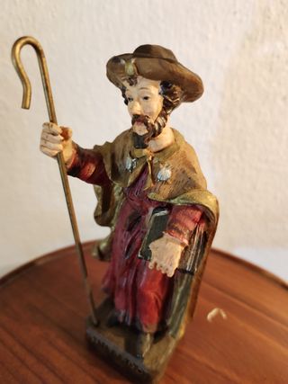 Figura Apóstol Santiago con bastón y libro