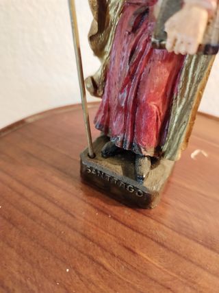 Figura Apóstol Santiago con bastón y libro