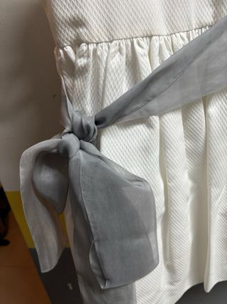 Vestido blanco niña con fajín gris