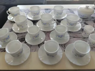 Juego de té Arcopal azul y blanco