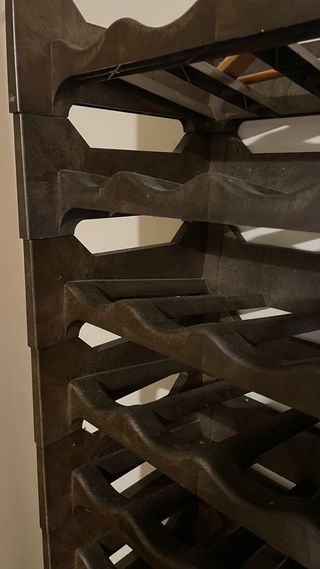 Botellero de plástico oscuro modular