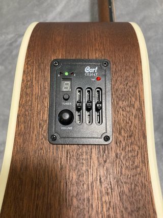 Guitarra Cort Electroacústica con Funda